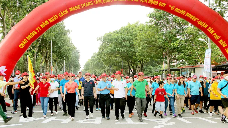 UBND quận Tân Phú, TPHCM, tổ chức đi bộ đồng hành chào mừng kỷ niệm 77 năm ngày Cách mạng Tháng Tám, Quốc khánh và vận động ủng hộ quỹ vì người nghèo của quận