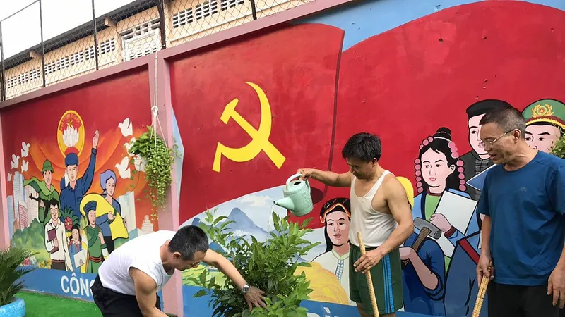 Một điểm đen về rác thải đã được Đảng ủy bộ phận khu phố 7, phường 13, quận Tân Bình vận động đảng viên và nhân dân cải tạo thành mảng xanh