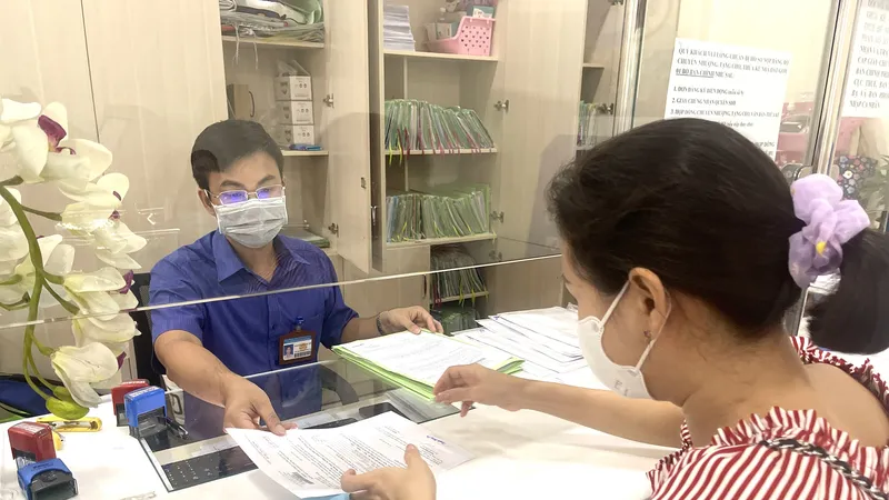 Cán bộ trẻ Nguyễn Hoàng Sơn (UBND quận Bình Tân, TPHCM) tiếp nhận hồ sơ của người dân