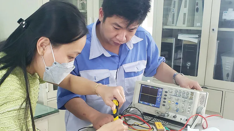 Thí sinh tham gia phần thi thực hành tại Hội thi Bàn tay vàng cấp Thành phố năm 2022