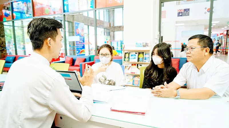 Thí sinh đăng ký xét tuyển học bạ THPT vào Trường ĐH Kinh tế Tài chính TPHCM
