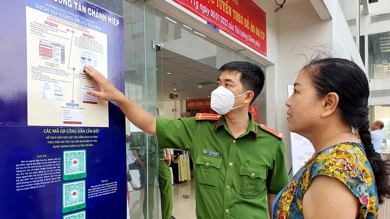 Công an TPHCM hỗ trợ người dân đăng ký tài khoản dịch vụ công trực tuyến, tài khoản định danh điện tử