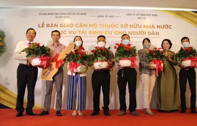 Bàn giao căn hộ phục vụ tái định cư