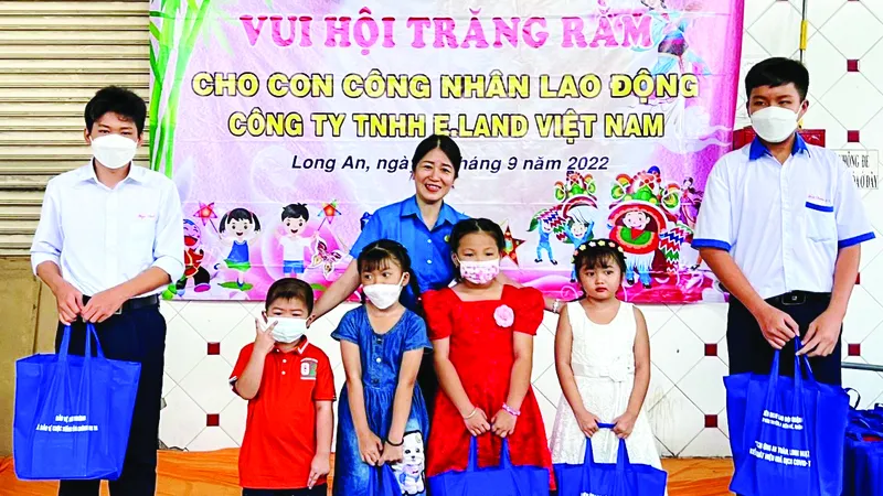Liên đoàn Lao động quận 1 trao quà Trung thu cho con công nhân
