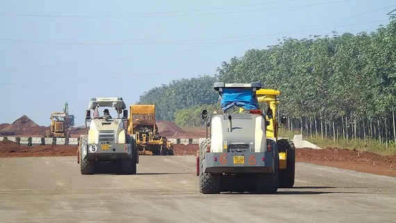 Dự án đường cao tốc Dầu Giây - Phan Thiết: Một số hạng mục còn ngổn ngang 