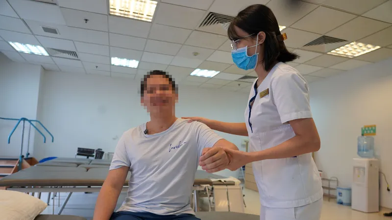 Từ chỗ liệt cả 2 bên người, phải có khung hỗ trợ mới đi được do ảnh hưởng của chấn thương sọ não, sau khi ghép tế bào gốc tại Vinmec, anh H. (27 tuổi) cũng đã đi lại được khá bình thường, tự phục vụ bản thân.