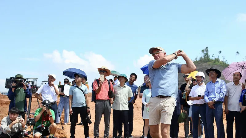 Huyền thoại Greg Norman thực hiện cú swing đầu tiên tại sân golf Văn Lang Empire