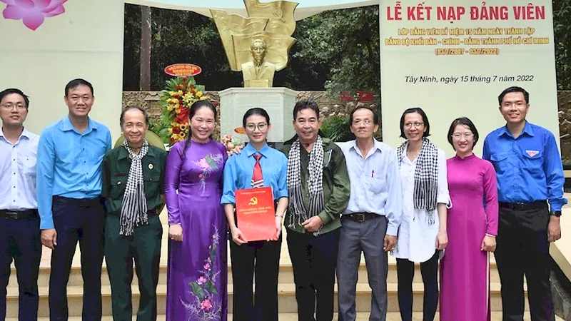 Nghệ sĩ Ưu tú Mỹ Uyên trong ngày kết nạp đảng