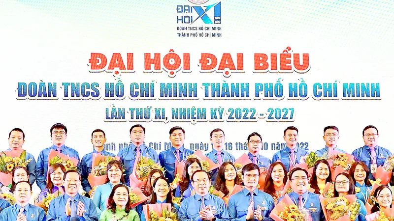 Các đồng chí lãnh đạo TPHCM và Trung ương Đoàn chúc mừng Ban Chấp hành Đoàn TNCS Hồ Chí Minh TPHCM khóa XI. Ảnh: VIỆT DŨNG