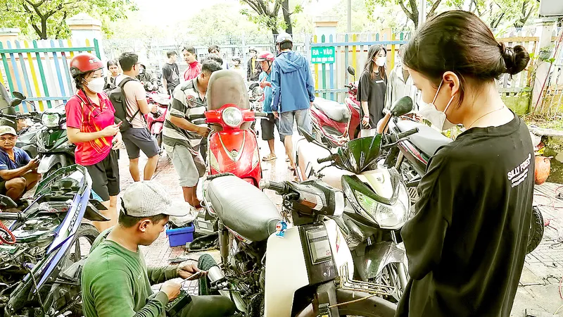 Nhóm thợ sửa xe ở huyện Nông Sơn (Quảng Nam) ra Đà Nẵng sửa xe miễn phí
