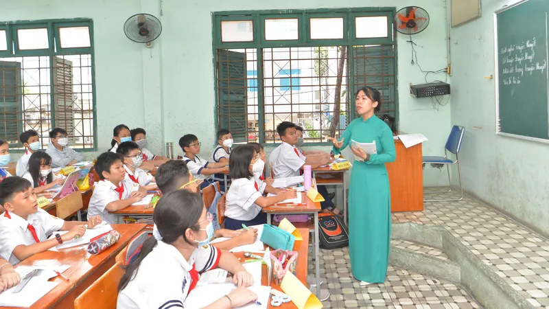 Học sinh và giáo viên Trường THCS Hồng Bàng (quận 5, TPHCM) trong giờ học. Ảnh: CAO THĂNG
