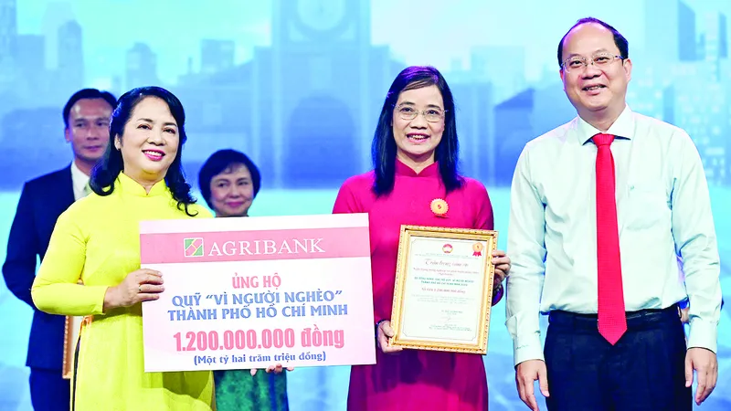 Phó Bí thư Thành ủy TPHCM Nguyễn Hồ Hải và Chủ tịch Ủy ban MTTQ Việt Nam TPHCM Trần Kim Yến tiếp nhận ủng hộ của các đơn vị