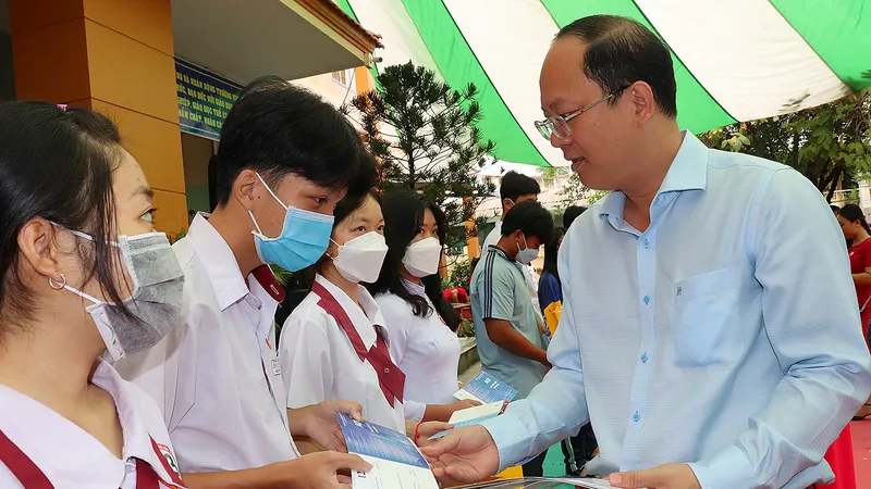 Phó Bí thư Thành ủy TPHCM Nguyễn Hồ Hải trao học bổng là sổ tiết kiệm đến học sinh khó khăn