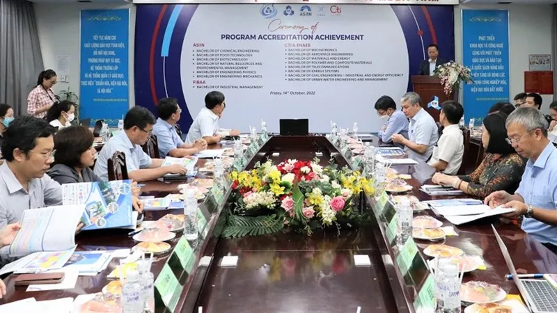 Các chuyên gia tham dự hội thảo “Quốc tế hóa giáo dục đại học thông qua kiểm định” tại Trường ĐH Bách khoa (ĐH Quốc gia TPHCM) ngày 14-10