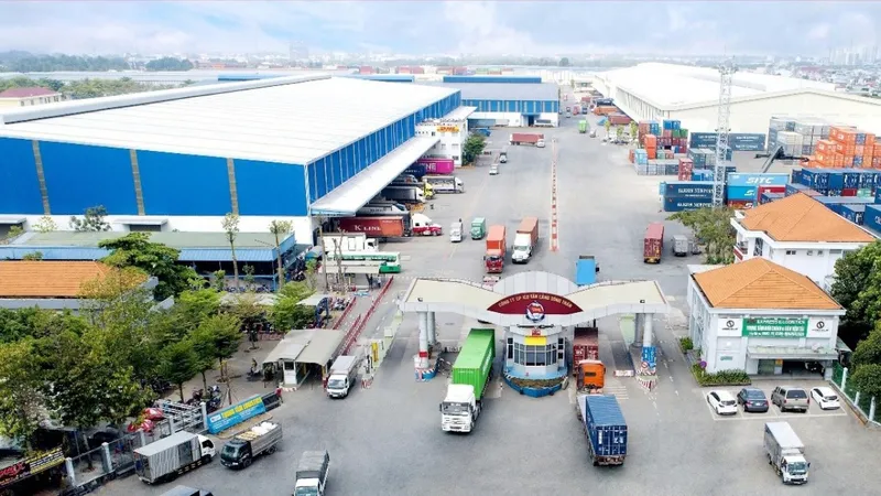 Kho Tân Cảng - Sóng Thần luôn tấp nập xe tải ra vào trung chuyển hàng