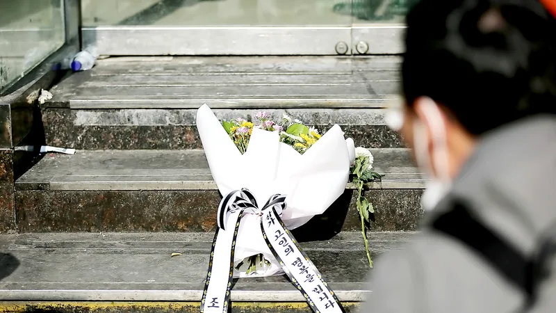 Đặt hoa tưởng niệm các nạn nhân thiệt mạng trong vụ giẫm đạp tại Seoul, Hàn Quốc, ngày 30-10