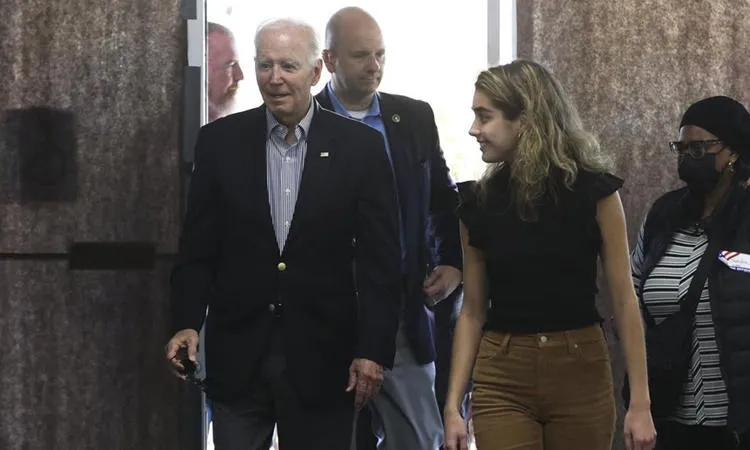 Tổng thống Biden đi bỏ phiếu sớm