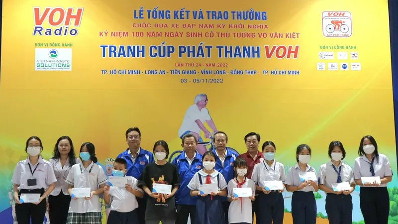 BTC cuộc đua cùng đại diện Agribank trao học bổng đến các em học sinh có hoàn cảnh khó khăn tại Hóc Môn