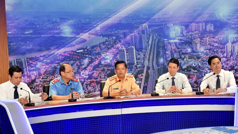 Đại diện sở ngành TPHCM tham dự Chương trình Dân hỏi - Chính quyền trả lời. Ảnh: VIỆT DŨNG