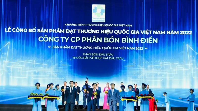 Ông Ngô Văn Đông, Tổng Giám đốc Công ty Cổ phần Phân bón Bình Điền, nhận giải thưởng
