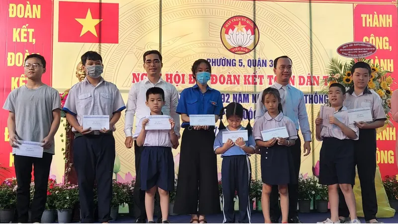 Lãnh đạo địa phương và đại diện Ngân hàng Agribank - VPĐD khu vực miền Nam trao học bổng cho học sinh khó khăn tại phường 5, quận 3 (TPHCM)