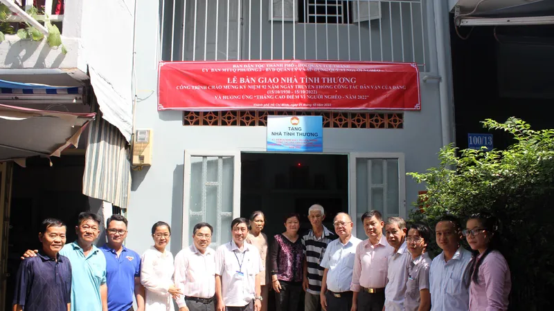 Ban Dân tộc thành phố phối hợp cùng Hội quán Tuệ Thành tặng nhà tình thương cho gia đình dân tộc thiểu số có hoàn cảnh khó khăn. Ảnh: Ngô Bình