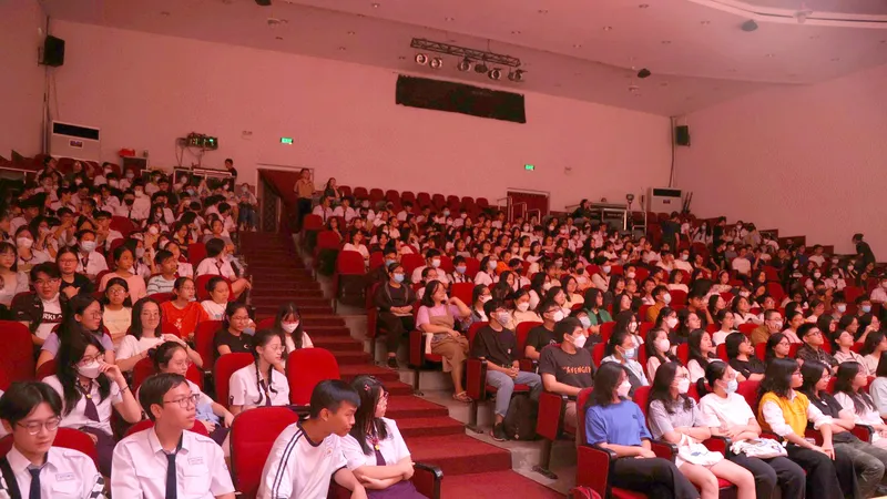 Khán giả trẻ thưởng thức một vở kịch của sân khấu kịch học đường