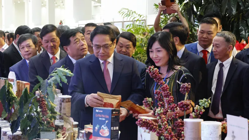 Thủ tướng Phạm Minh Chính tham quan khu triển lãm sản phẩm đặc trưng của vùng Tây Nguyên tại hội nghị Ảnh: ĐOÀN KIÊN