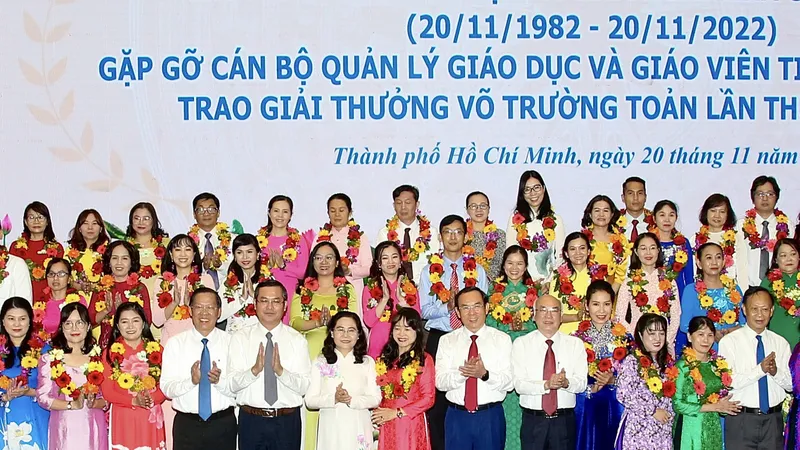 Bí thư Thành ủy TPHCM Nguyễn Văn Nên cùng các đồng chí lãnh đạo TPHCM, Bộ GD-ĐT với các nhà giáo tiêu biểu được tuyên dương Ảnh: HOÀNG HÙNG