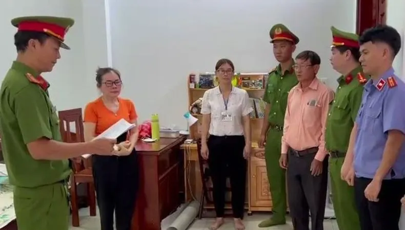 Bình Phước: Bắt 2 cựu Chánh Văn phòng HĐND, UBND huyện Bù Đăng