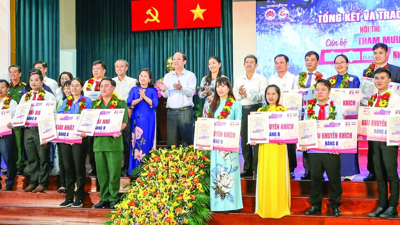 Phó Bí thư Thành ủy TPHCM Nguyễn Hồ Hải chúc mừng các thí sinh đoạt giải