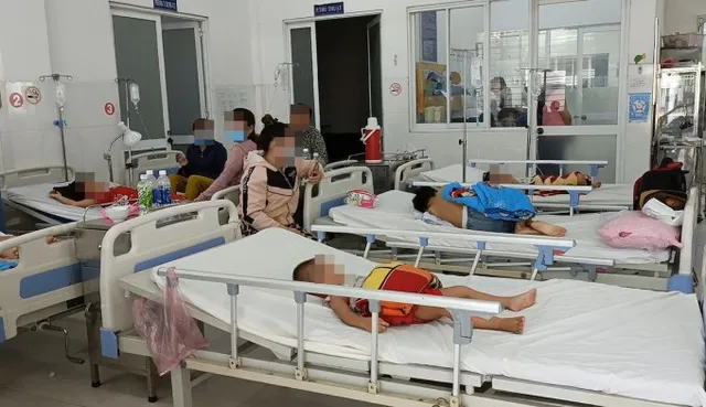 Tây Ninh: Nhiều học sinh nhập viện do ăn sáng trước cổng trường