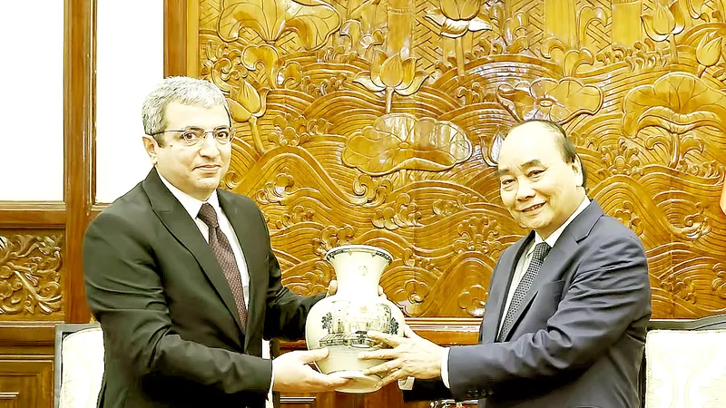 Chủ tịch nước Nguyễn Xuân Phúc trao quà tặng Đại sứ Azerbaijan Shovgi Kamal Oglu Mehdizade trong buổi trình Quốc thư