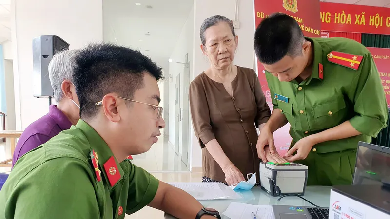 Công an TPHCM tập trung lực lượng đẩy nhanh tiến độ cấp Căn cước công dân gắn chip