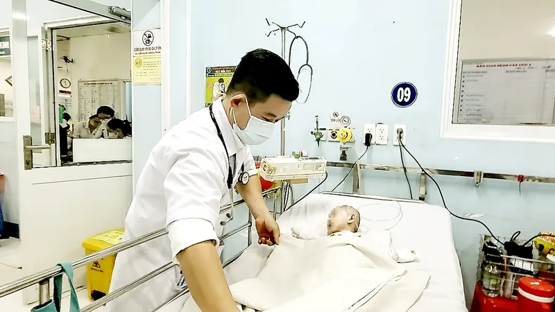 Chăm sóc bệnh nhi mắc viêm màng não tại Bệnh viện Nhi đồng 1 (TPHCM)