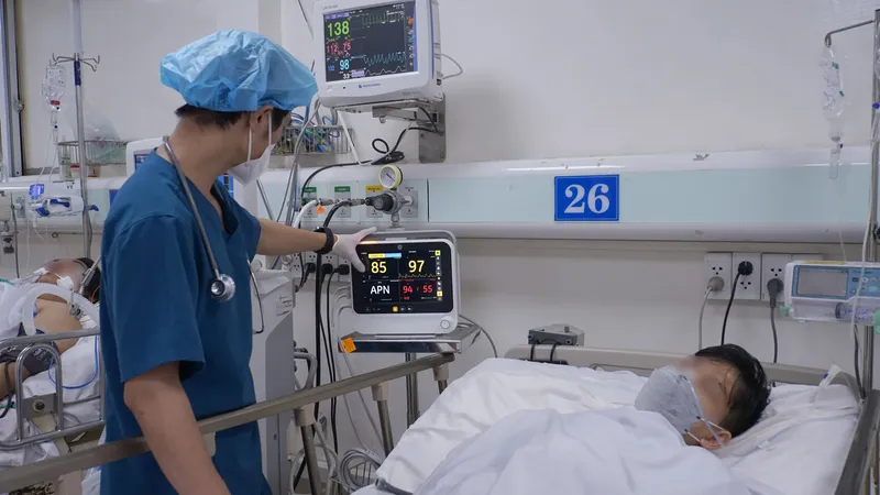 Bác sĩ đang chăm sóc cho bệnh nhân bị ngộ độc rượu