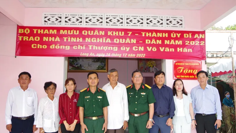 Lãnh đạo Bộ Tư lệnh Quân khu 7 chung vui cùng gia đình Thượng úy Võ Văn Hân trong ngày nhận căn nhà mới