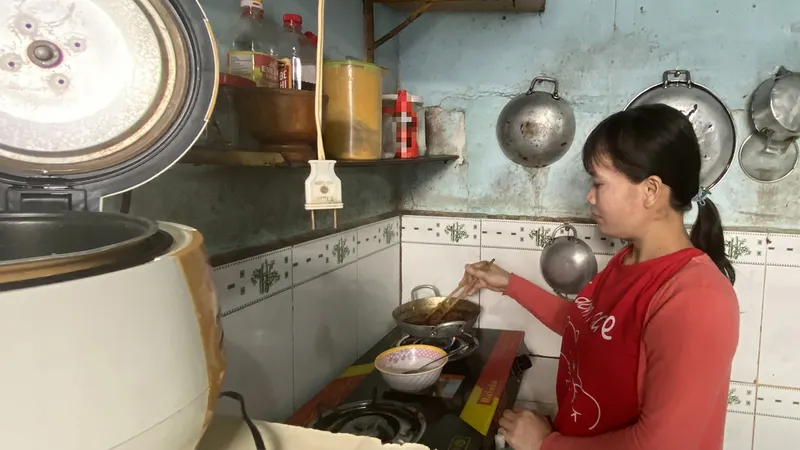 Chị Phạm Thị Tem (tạm trú huyện Củ Chi, TPHCM) lo lắng khi mất việc gần tết Ảnh: NGÔ BÌNH