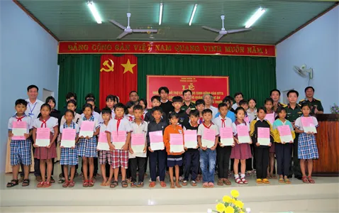 Binh đoàn 16 hỗ trợ các em học sinh có hoàn cảnh khó khăn