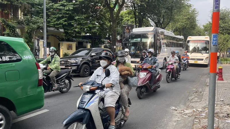 Ô tô dừng thả khách tại khu vực Bảo tàng Chứng tích chiến tranh, quận 3, TPHCM: Ảnh: THANH HẢI