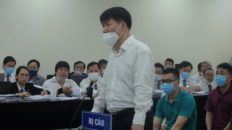 Cựu Thứ trưởng Bộ Y tế Trương Quốc Cường hầu tòa trong vụ án nhập lậu thuốc giả là thuốc chữa bệnh. Ảnh: ĐỖ TRUNG