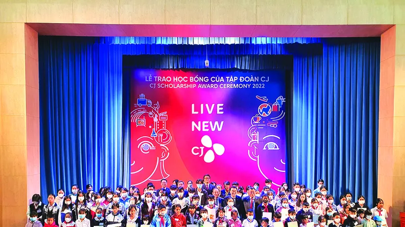 Tập đoàn CJ 10 năm liên tiếp trao tặng học bổng vượt khó tại tỉnh Lâm Đồng 