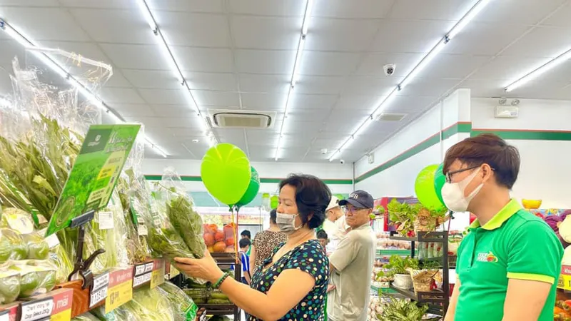 Khách hàng mua sắm tại Co.op Food