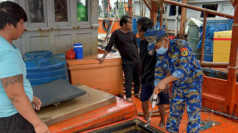 Vùng Cảnh sát biển 4 bắt tàu vận chuyển dầu lậu trên vùng biển Phú Quốc (Kiên Giang). Ảnh: QUỐC BÌNH