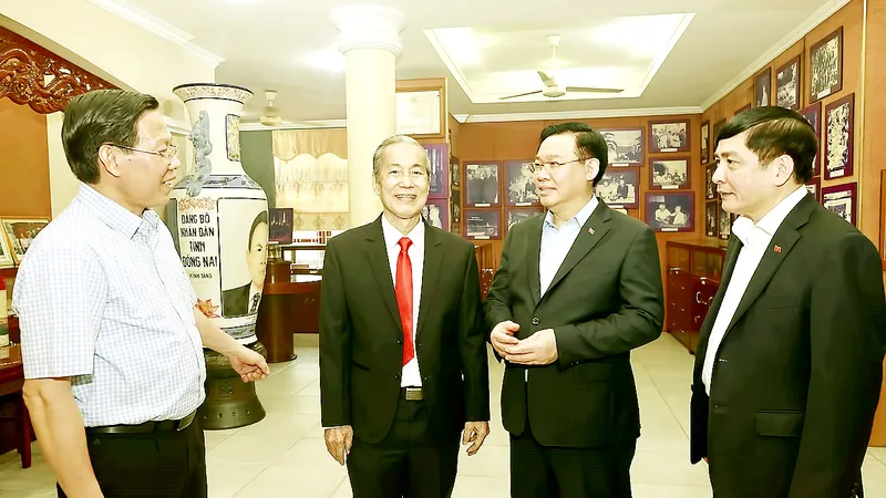 Chủ tịch Quốc hội Vương Đình Huệ với gia đình cố Chủ tịch Quốc hội Nguyễn Hữu Thọ. Ảnh: TTXVN
