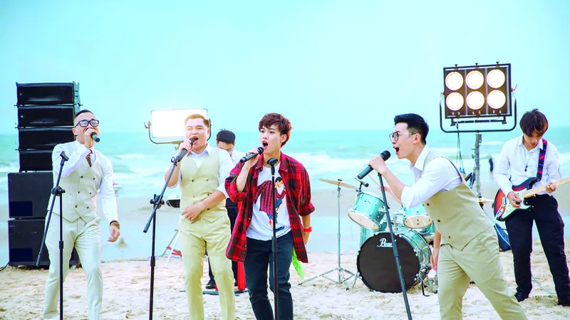 Võ Việt Phương biểu diễn cùng nhóm MTV