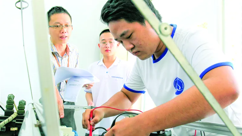 Nguyễn Hoàng Sang và đồng nghiệp bên hệ thống máy CNC