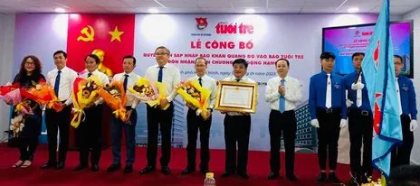 Đồng chí Nguyễn Văn Hiếu, Phó Bí thư Thành ủy TPHCM trao Huân chương lao động hạng III cho báo Tuổi Trẻ. Ảnh: QUANG ĐỊNH