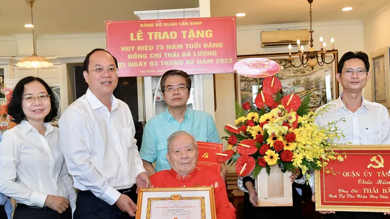 Phó Bí thư Thành ủy TPHCM Nguyễn Hồ Hải trao Huy hiệu 75 năm tuổi Đảng cho đồng chí Thái Bá Lượng. Ảnh: VIỆT DŨNG