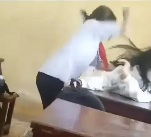 Đình chỉ học tập 1 năm đối với nữ sinh lớp 6 đánh bạn